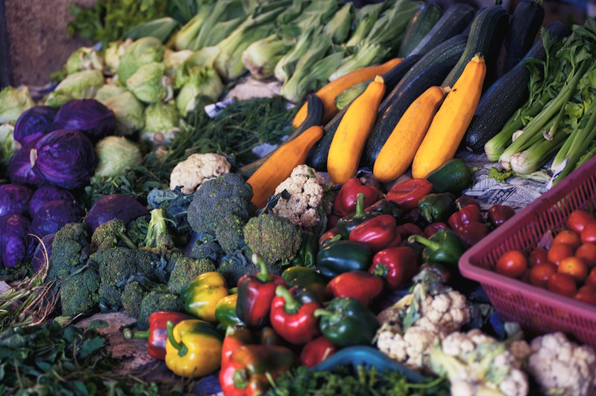 Tavolo con alimenti salutari e nutrienti per l'alimentazione equilibrata